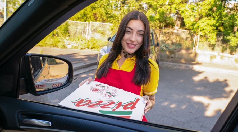 Pizza Getiren Kurye Kızın Çıplak Vücudu Dövmelerle Doluymuş